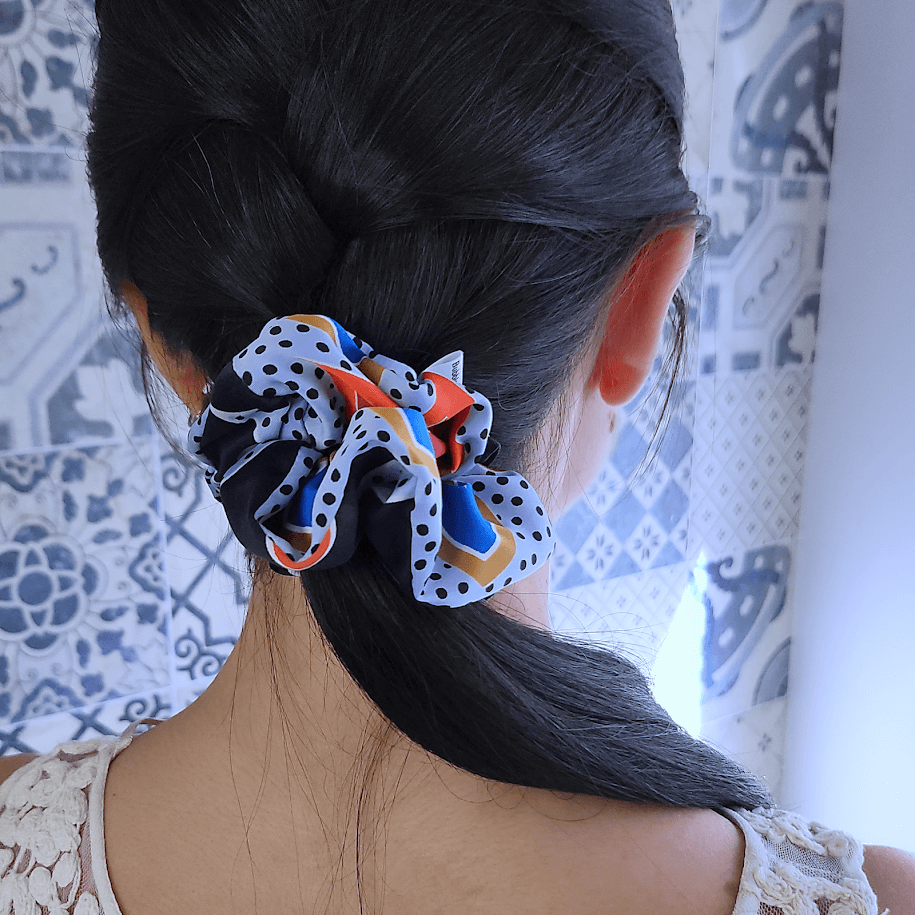 Scrunchie de Cetim Azul Claro com bolinhas Pretas