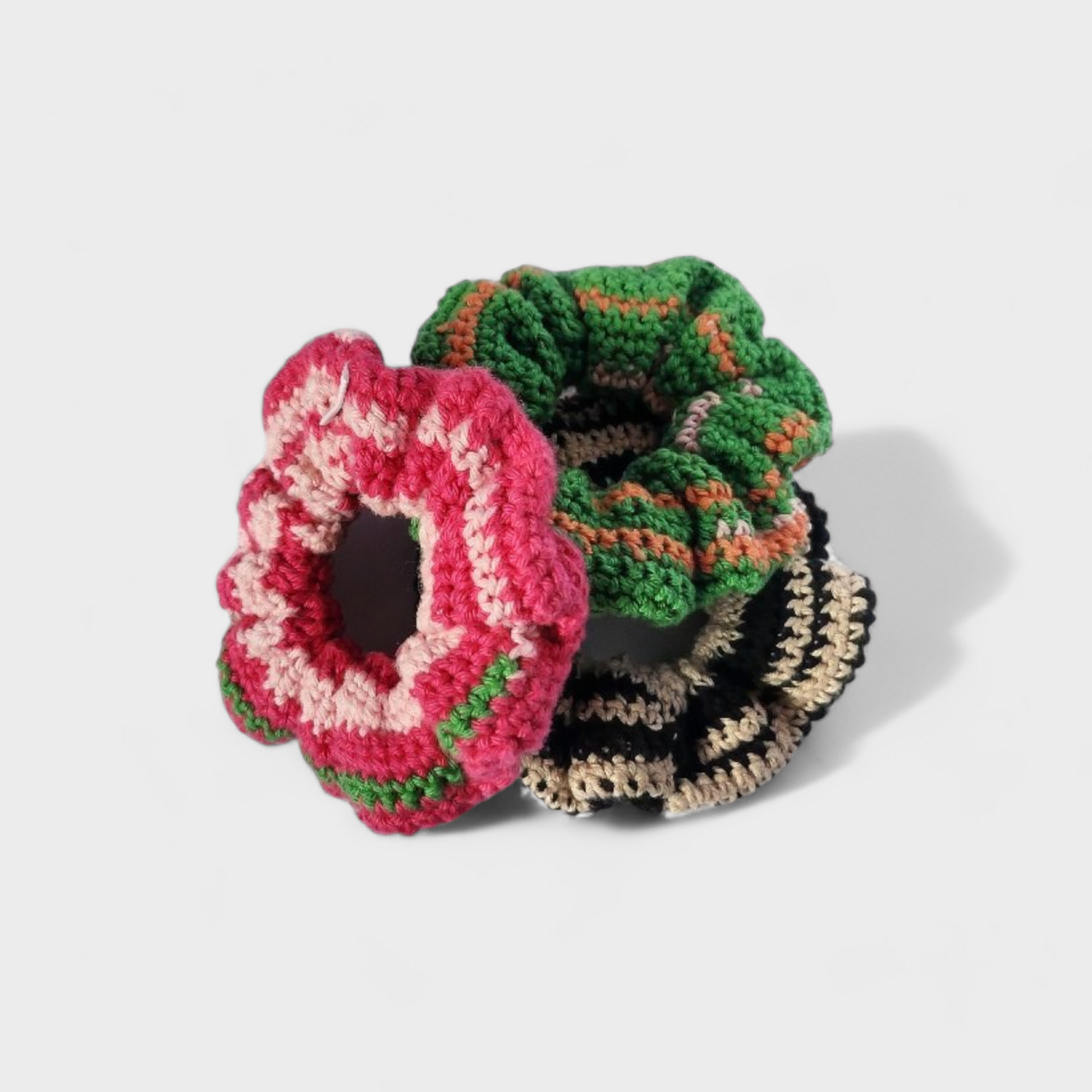 Scrunchie de croche numa mistura de verde, rosa girly e rosa pink